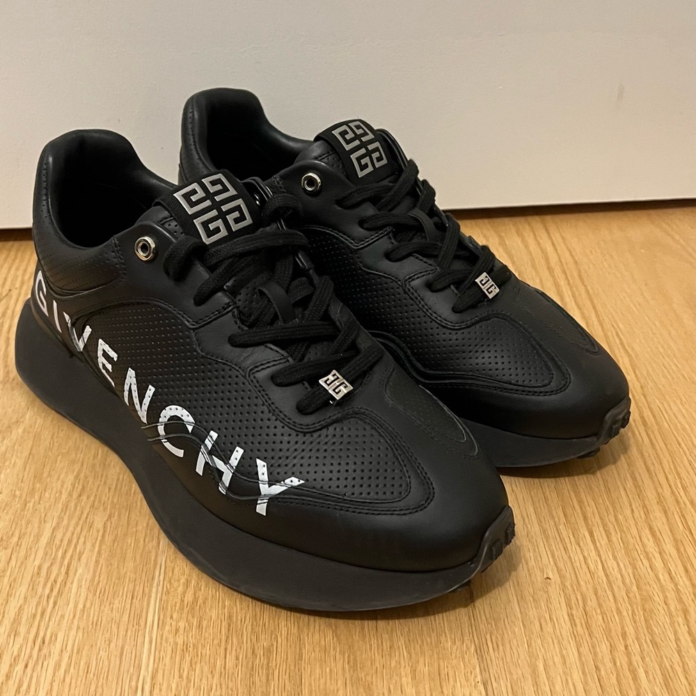 GIVENCHY SNEAKERS size 9